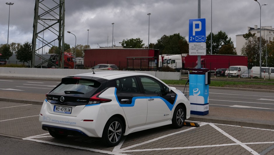 Pierwsza w Polsce stacja ładowania aut elektrycznych zainstalowana na słupie oświetleniowym