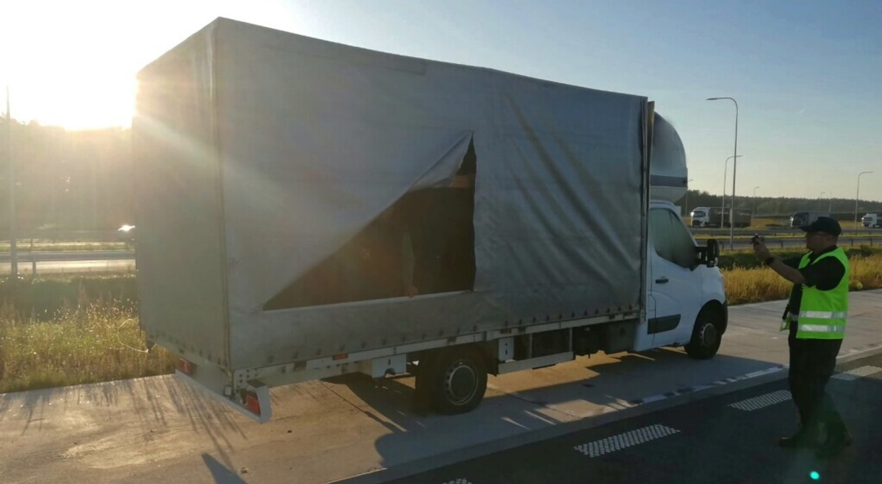 Inspektorzy ITD odkryli, dlaczego plandeka była wybrzuszona. To kolejna taka sytuacja