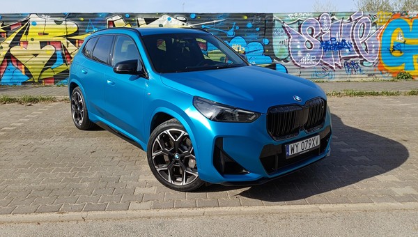 BMW X1 M135i udowadnia, że sportowy charakter można pogodzić z terenowymi genami