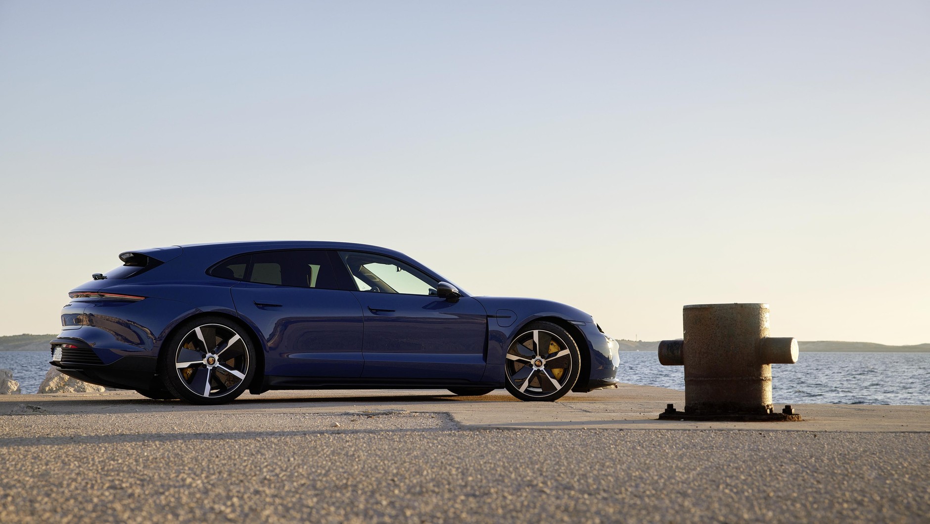 Ten samochód łączy aż cztery oznaczenia Porsche: Taycan (nazwa modelu), Turbo (wysoka pozycja w gamie), S (wersja wzmocniona) i Sport Turismo (kombi).