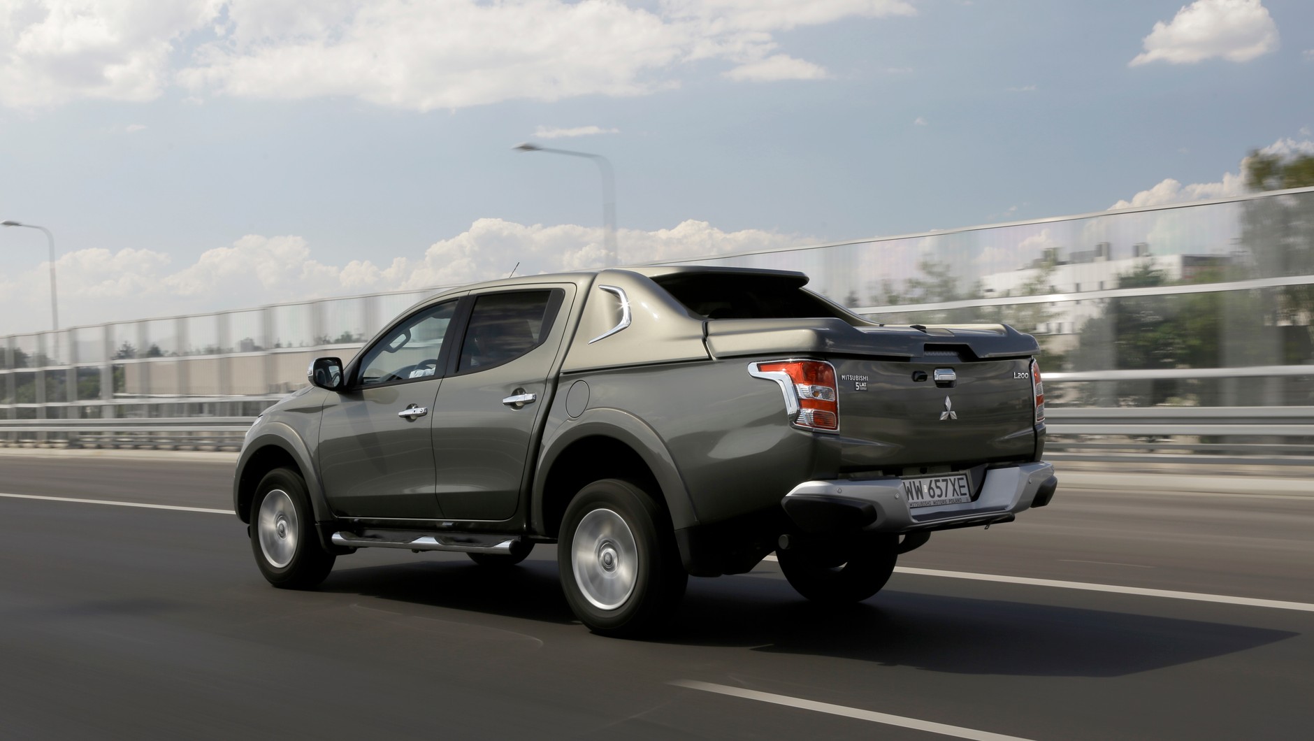 Mitsubishi L200: napęd Super Select w Mitsubishi to ewenement wśród pikapów. Pozwala jeździć z układem 4x4 poasfalcie. W terenie L200 okazało się najsłabsze.