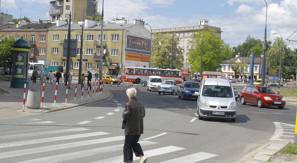 Pieszy na przejściu przez jezdnię - daj mu odpowiednio dużo czasu, aby mógł ją pokonać bezpiecznie.