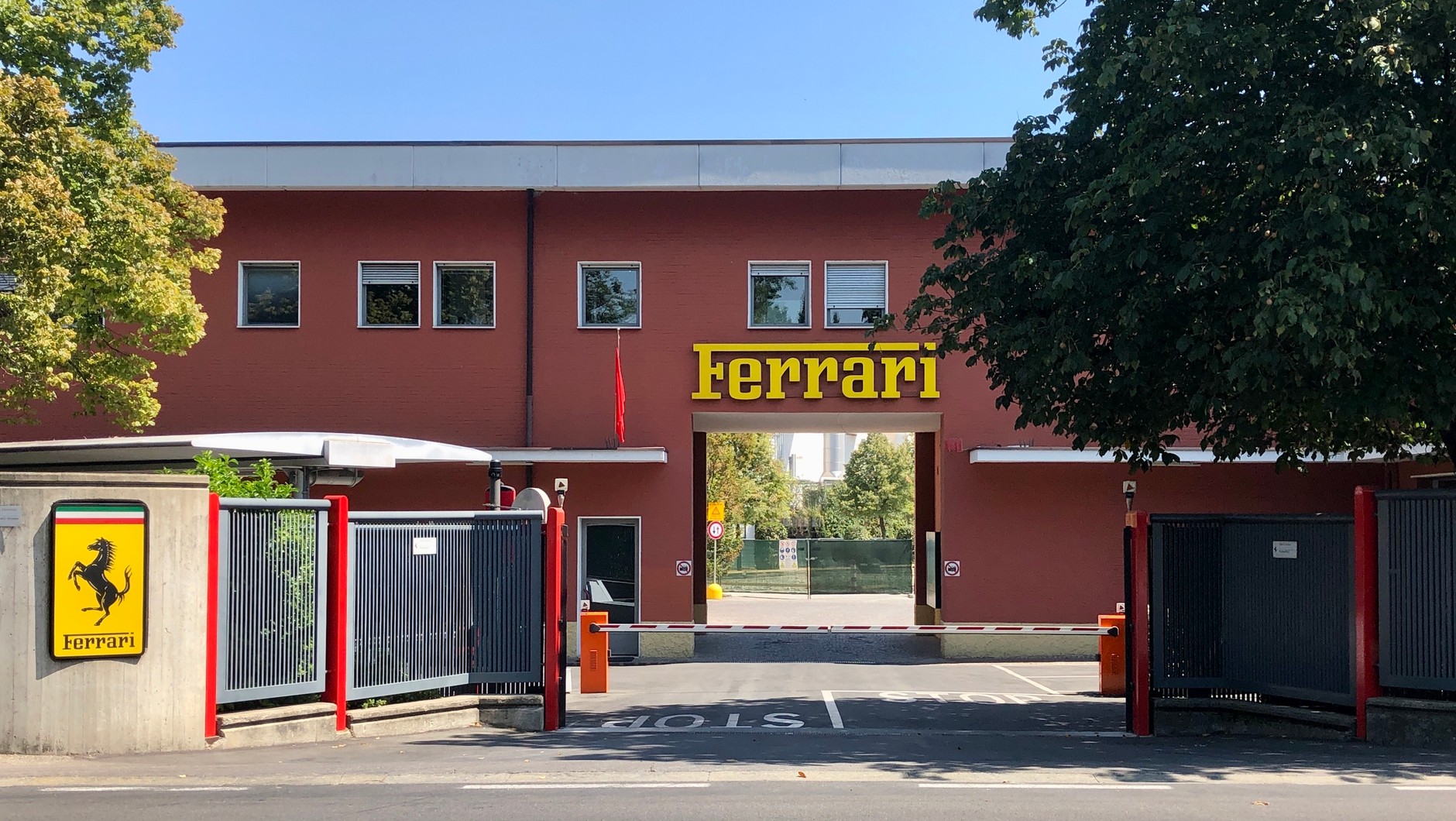 Historyczna brama do fabryki Ferrari w Maranello
