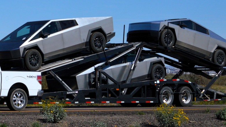 Tesle Cybertruck w transporcie (marzec 2024 r.; Phoenix w stanie Arizona; USA)