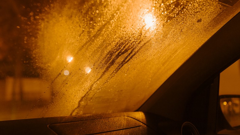 Tak pozbędziesz się problemu z zaparowanymi szybami. Zdjęcie ilustracyjne