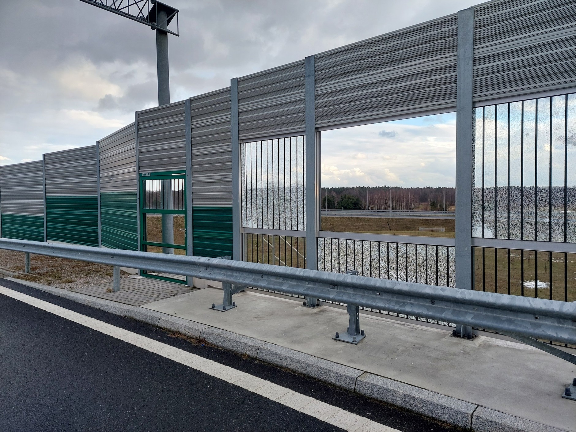 Zdemolowany i rozkradziony węzeł na trasie S8