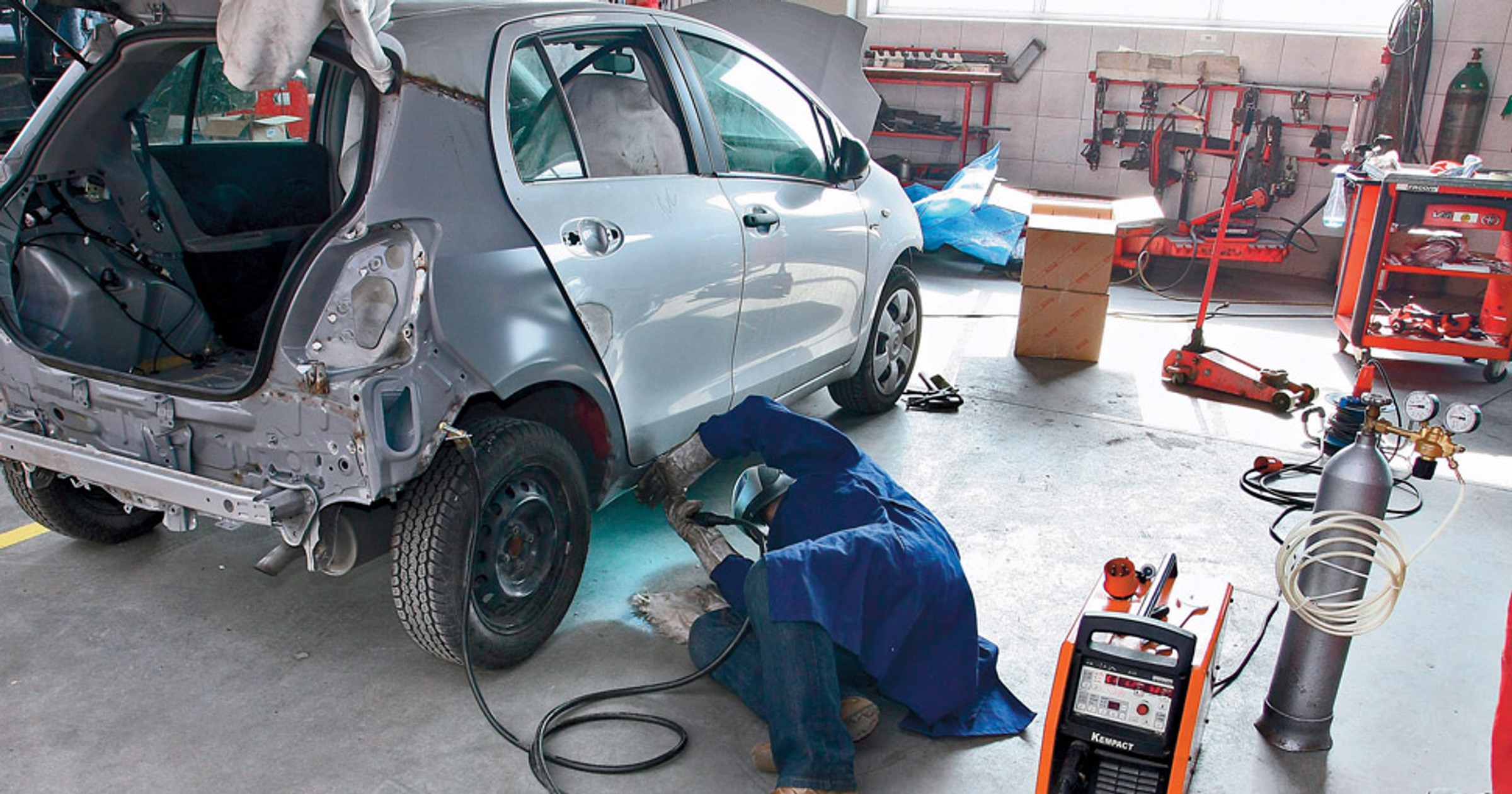 Jak naprawiać auto po wypadku? Odpowiedź jest prosta - porządnie!