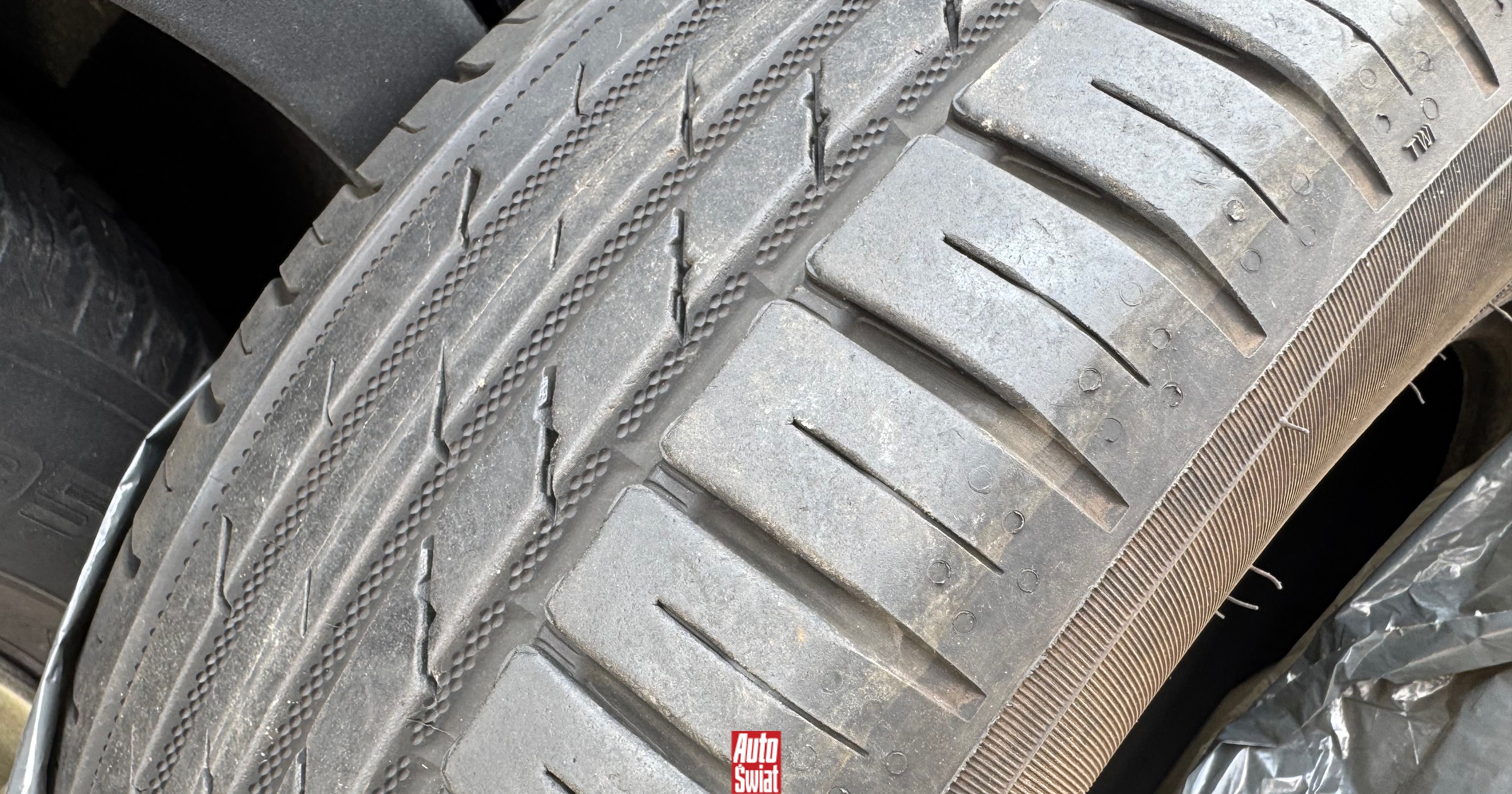 Czy latem można jeździć na zimowych oponach? Co na to przepisy, a co wulkanizatorzy?