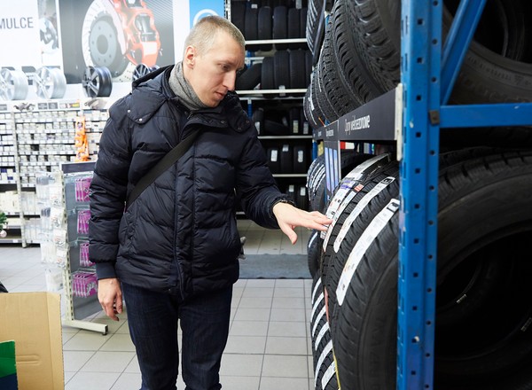 Polaków nie stać na nowe opony. Sprzedaż rośnie tylko w jednym segmencie