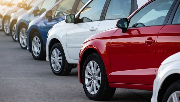 Szukaliśmy najtańszych nowych aut u dealerów. Różnice w cenach mogą zaskoczyć