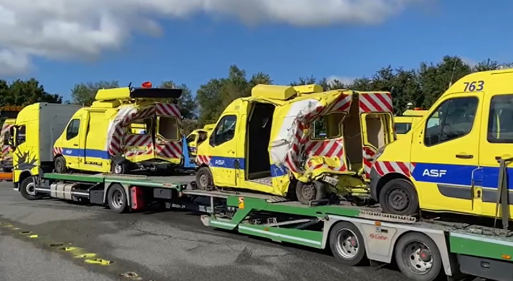 Samochody służb drogowych po wypadkach na autostradach we Francji