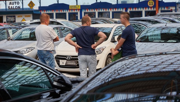 Wstydził się pokazać twarz, ale opisał wszystko. Handlarz powiedział, co robi się w komisach, gdy nikt nie patrzy