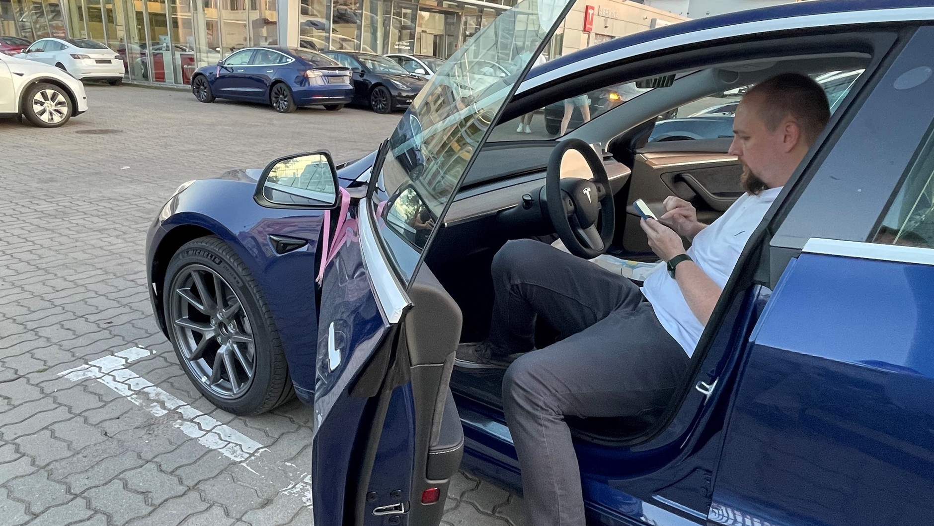Pan Piotr odhacza punkty na liście kontrolnej w aplikacji
