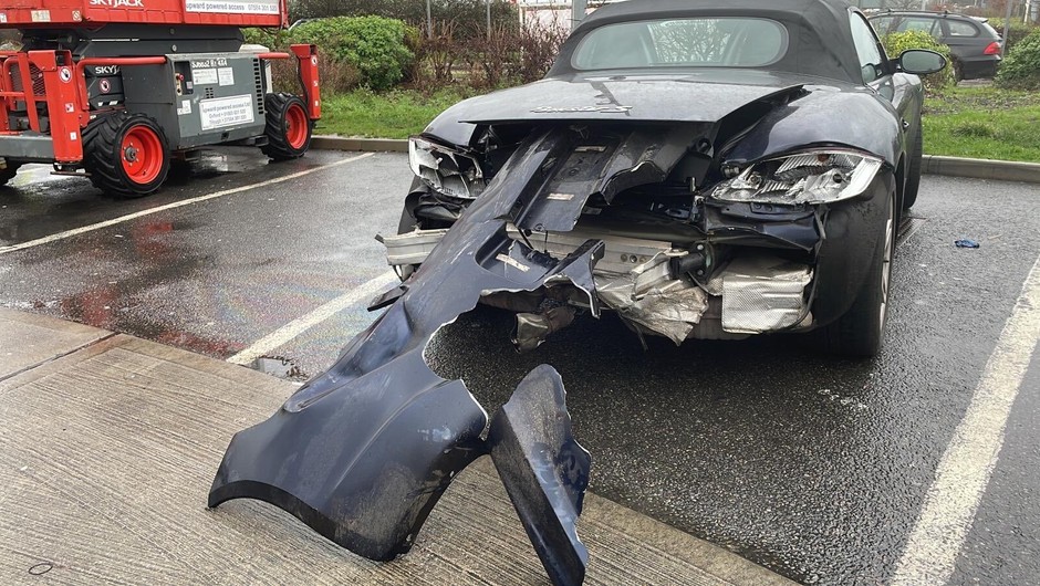 Rozbił Porsche Boxster i uznał, że po wypadku może jechać dalej
