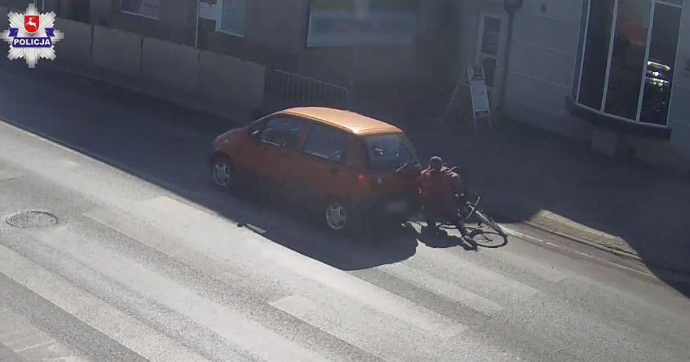 Skręcał w lewo - potrącił pieszą na przejściu. Wszystko nagrał monitoring