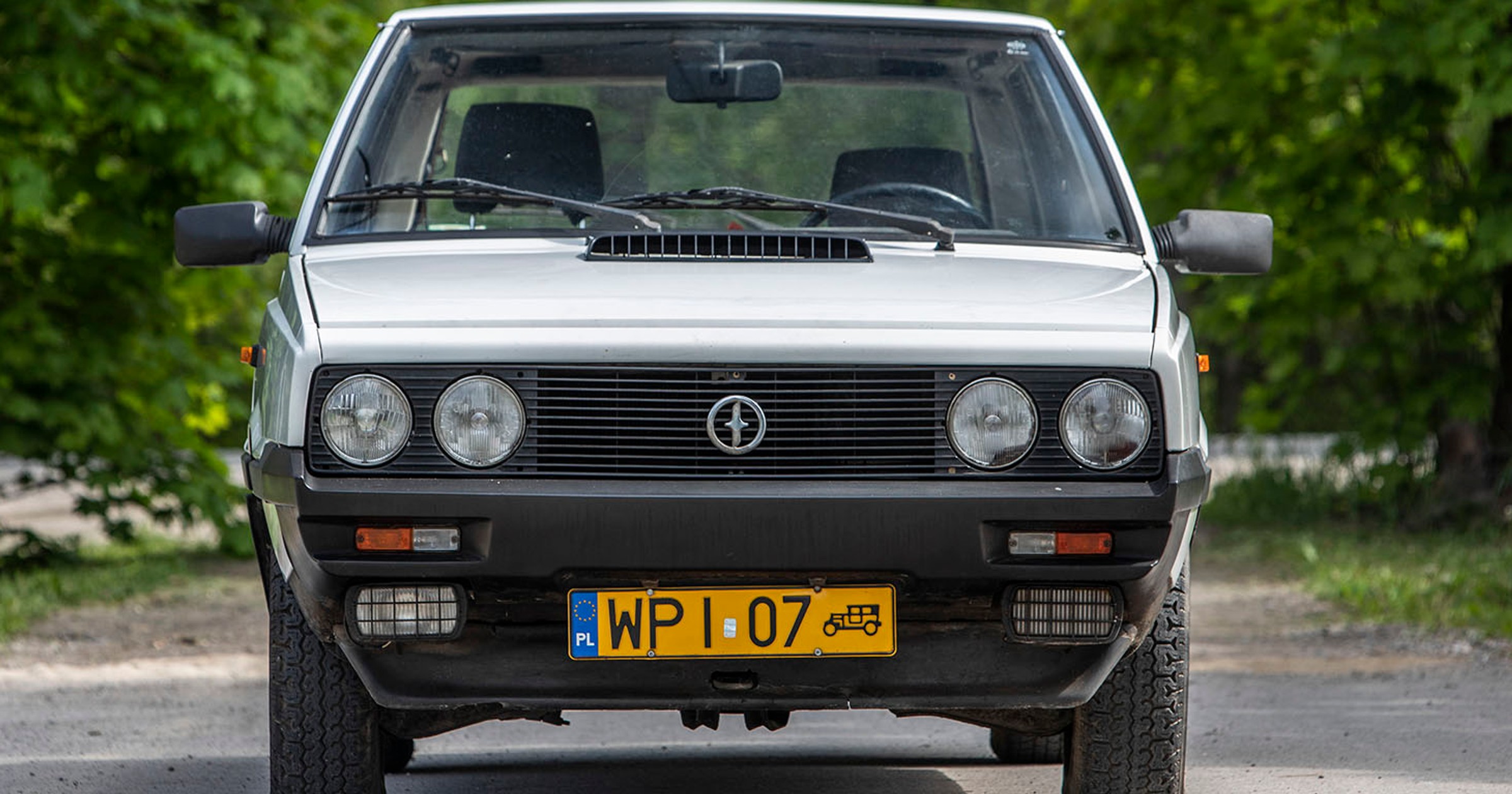 Czy warto rejestrować auto na zabytek? Wokół żółtych blach narosło mnóstwo mitów. 