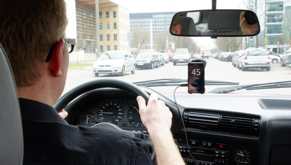 Telefony z Androidem mogą wykryć wypadek. Same też wezwą pomoc