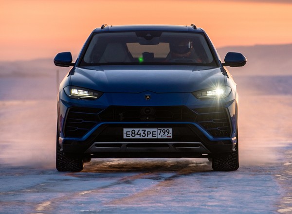Nowy rekord: Rosjanin pędził Lamborghini Urusem blisko 300 km/h po zamarzniętym jeziorze