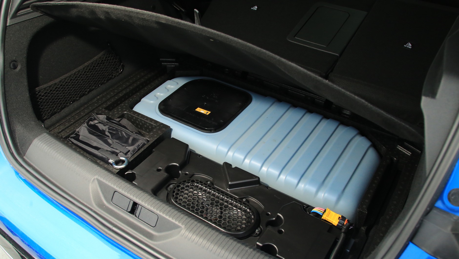Hybrydy plug-in mają akumulatory większe niż w zwykłych hybrydach, ale mniejsze niż w autach całkowicie elektrycznych – zasięg w trybie elektrycznym to zwykle kilkadziesiąt kilometrów.
