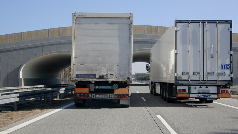 Kiedy zobaczysz dwa długo wyprzedzające się TIR-y, trzymaj się od nich z daleka, zanim manewr wyprzedzania nie zostanie zakończony.