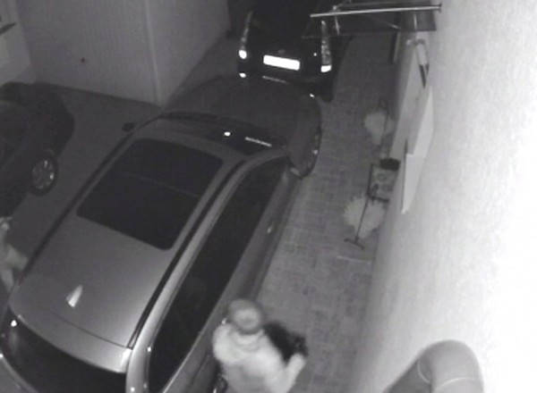 Nowa skuteczna metoda złodziei samochodów. Kradną auto i inne rzeczy. Nie chodzi o walizkę
