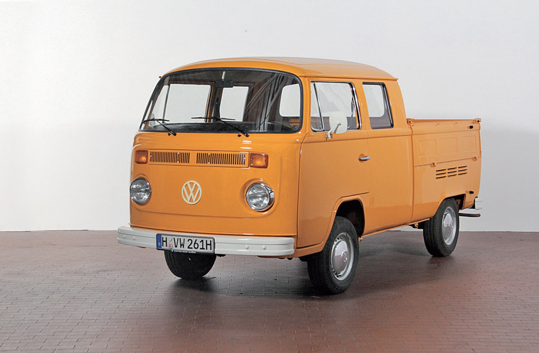 Volkswagen T2b 
podwójna kabina