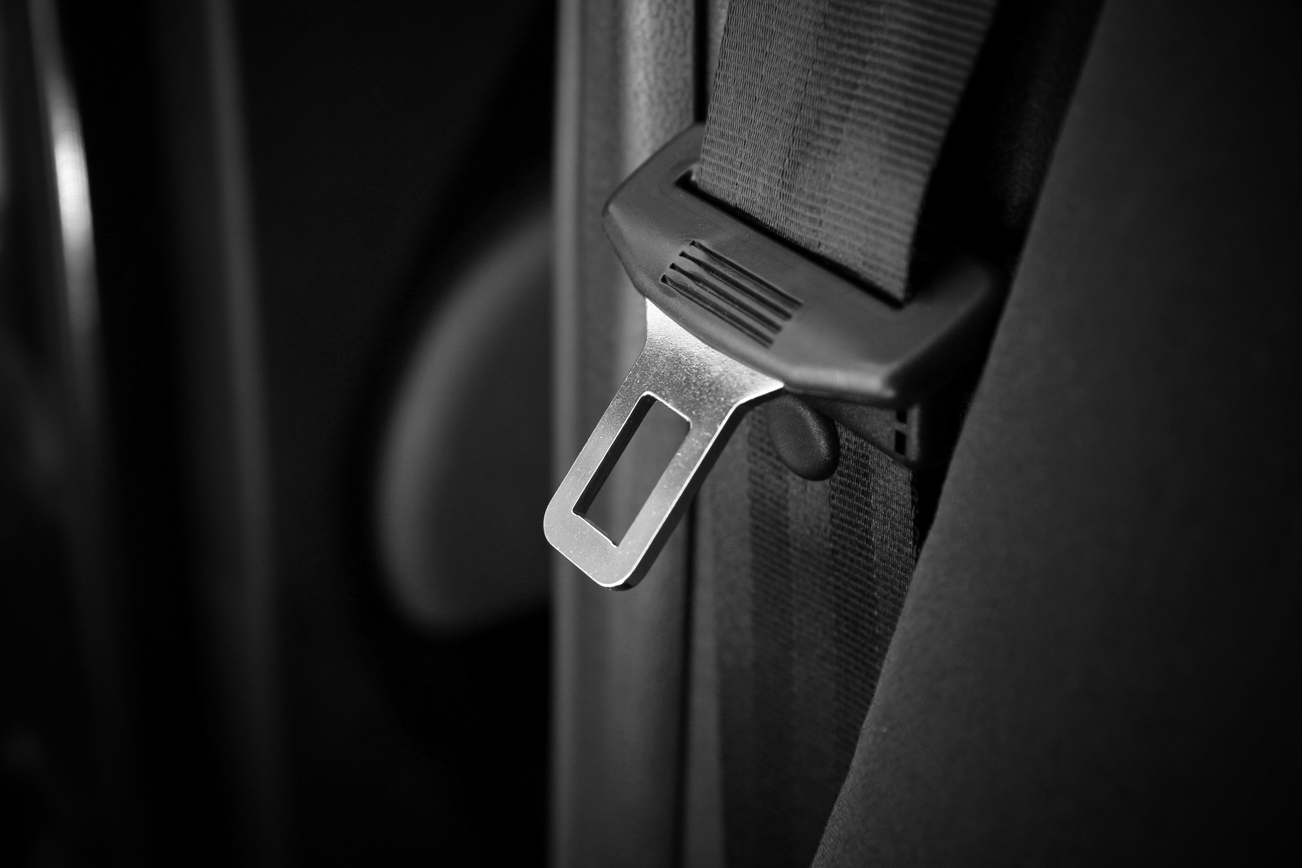 Pas bezpieczeństwa może nam uratować życie. Guzik jest jego ważną częścią