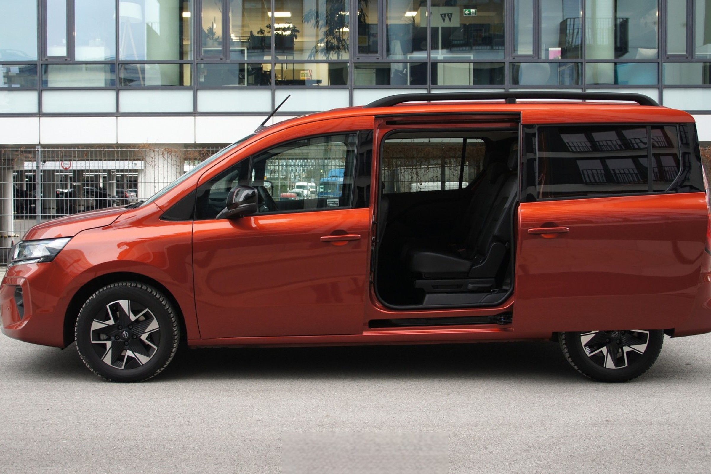 Jeździłem autem, które szydzi z SUV-ów. Nissan Townstar przewiózłby wszystko