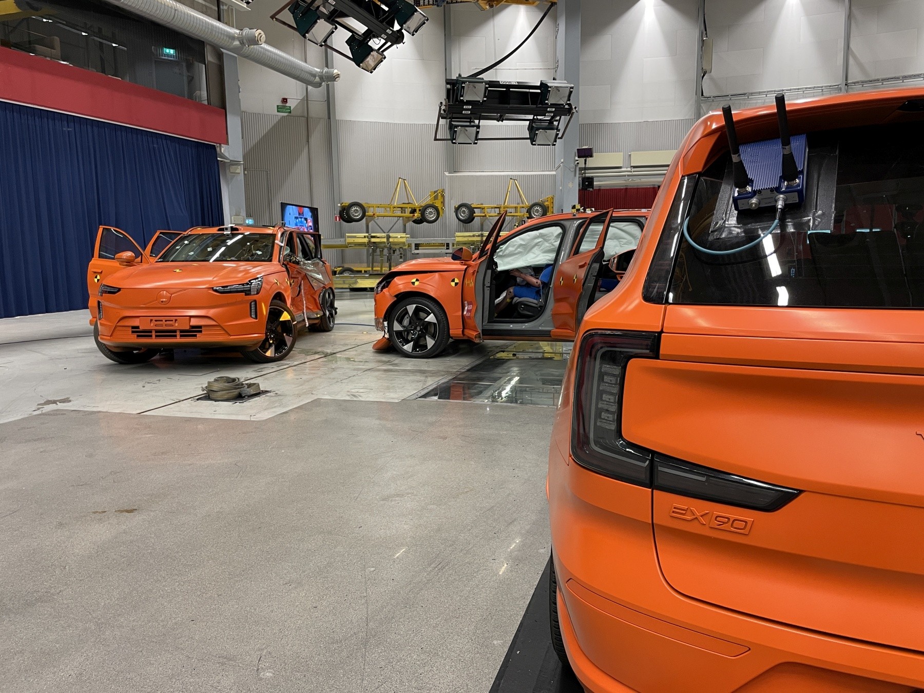 Crash test z udziałem trzech elektrycznych SUV-ów Volvo