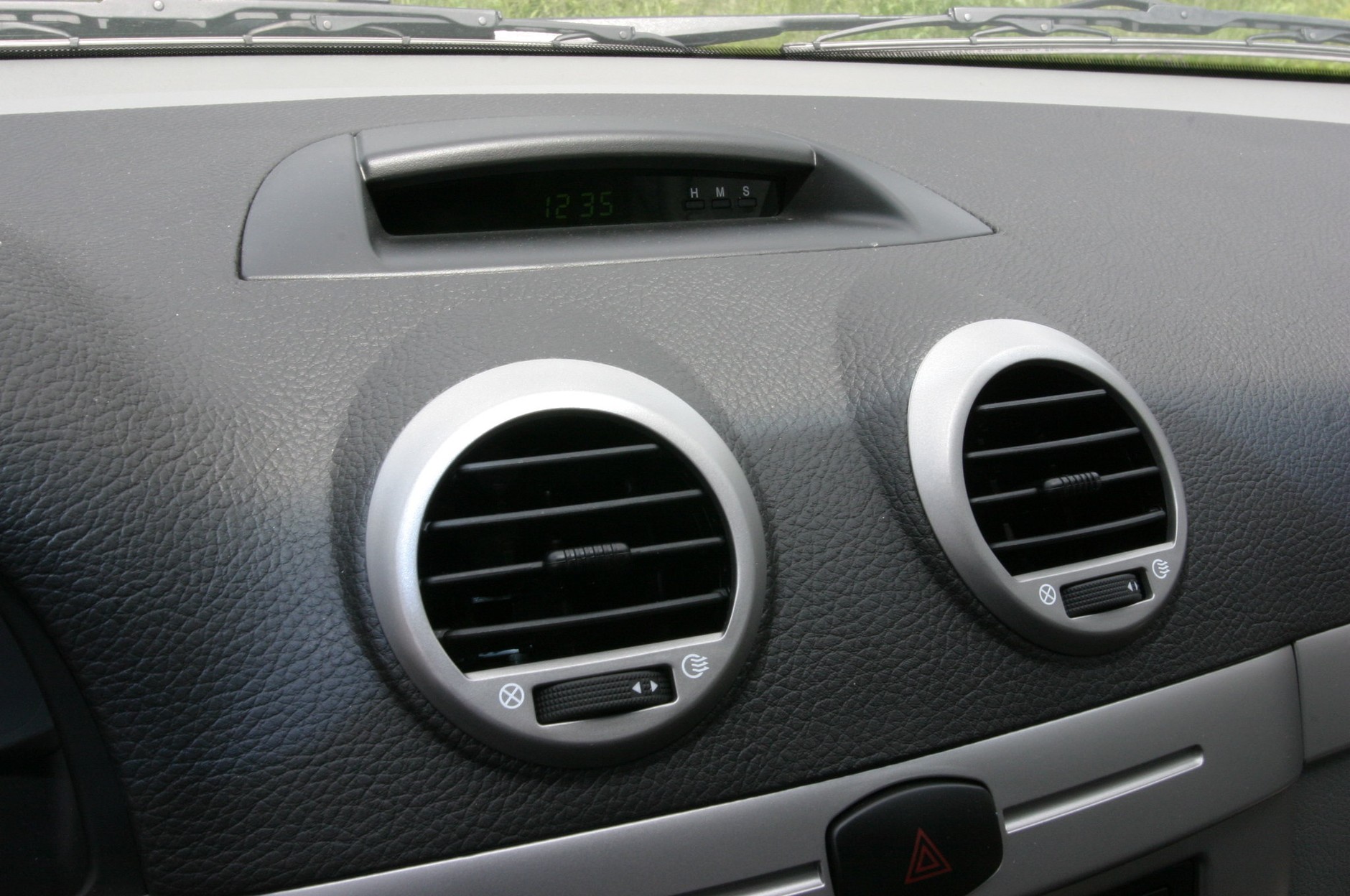 Takie dysze nawiewu może i wyglądają efektownie, jednak zakres regulacji kierunku nadmuchu jest ograniczony.