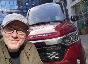 Zmieściłem się w jednym z najwęższych samochodów świata. Jak się nim jeździ?