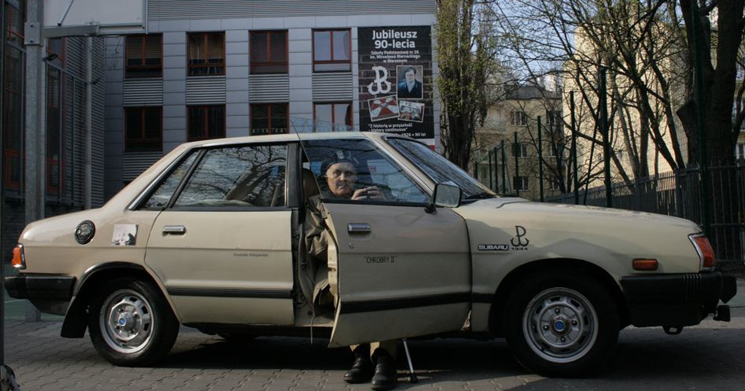 Kapitan Janusz Walędzik i jego Subaru 