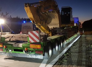 Kierowcy sądzili, że się przemkną pod osłoną nocy. Inspektorzy ITD znają takie sztuczki. Transport koparki był ciężką przesadą