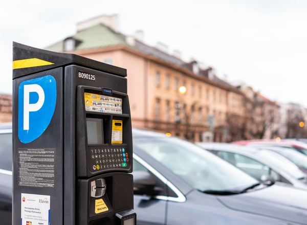 Darmowe parkowanie w strefie płatnego parkowania? To możliwe, ale trzeba znaleźć jeden przycisk