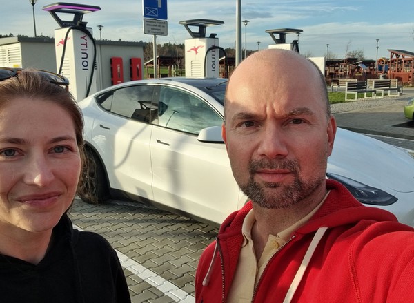"Strach miał wielkie oczy". Renata i Paweł nie oszczędzali Tesli, wracając z Hiszpanii