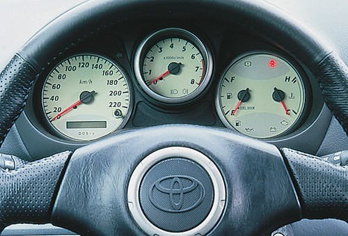 Trzy suv-y z benzynowymi silnikami: Mitsubishi Outlander kontra Toyota Rav4 i Ford Maverick
