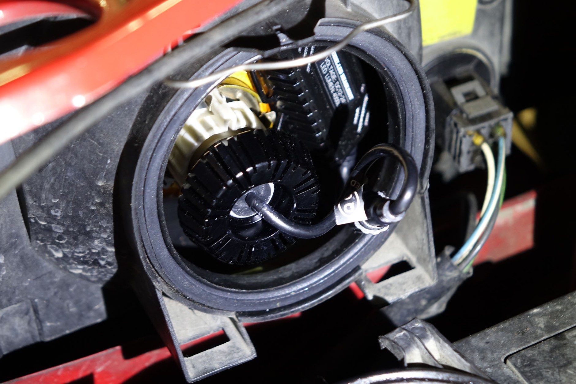 Do niektórych reflektorów ciężko jest dobrać pasujący retrofit LED. Na pocieszenie: nowe LED-y są coraz mniejsze, tego typu problemy zdarzają się coraz rzadziej.