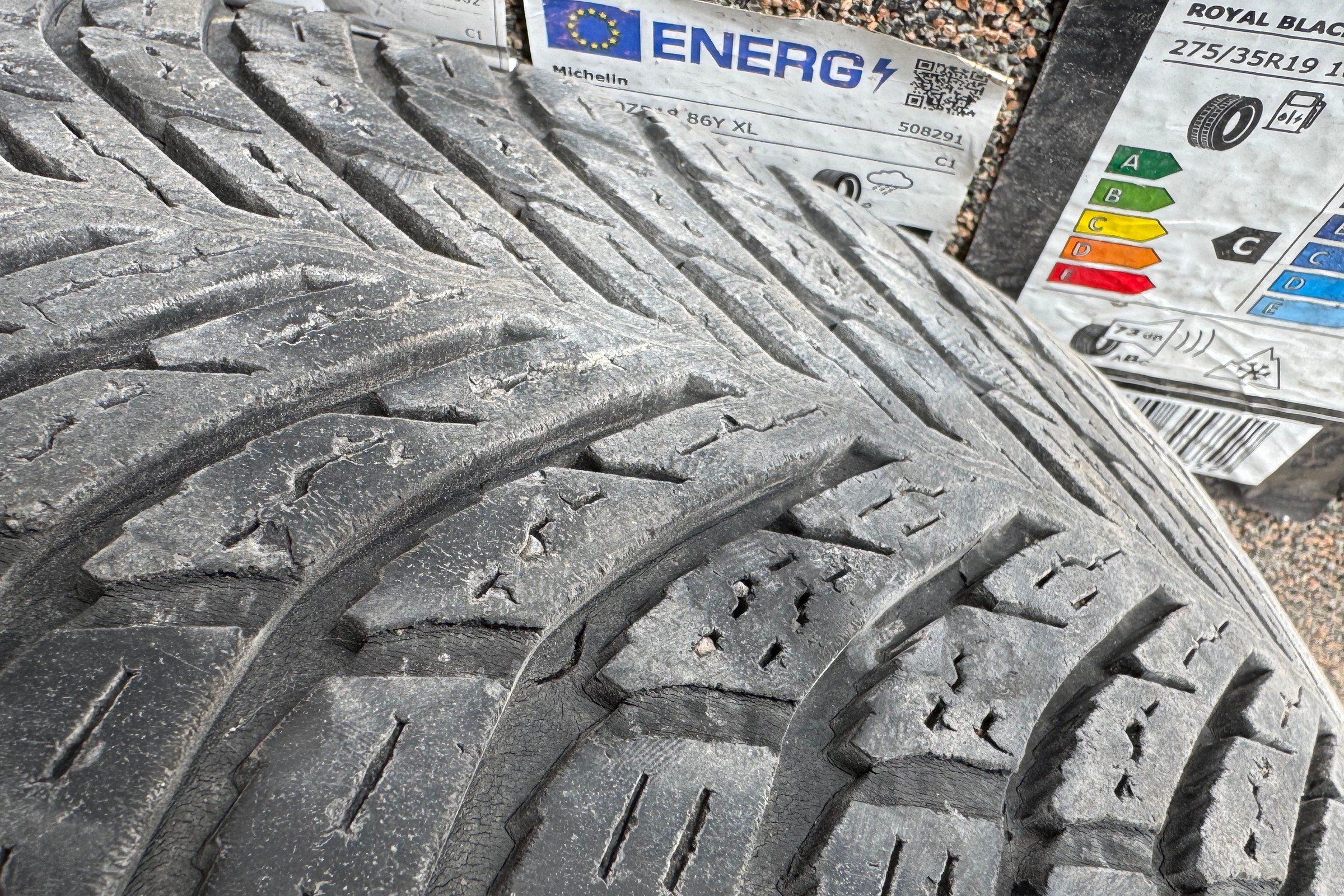 Te rzeczy sprawdzi policjant i da mandat za "złe opony". Może sięgnąć do trzech tys. zł [Lista]