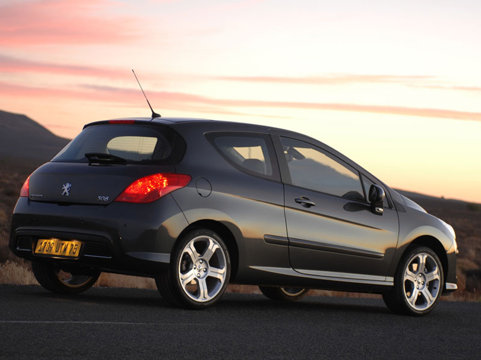 IAA Frankfurt 2007: Peugeot 308 także jako hybryda (3,4 l/100 km)