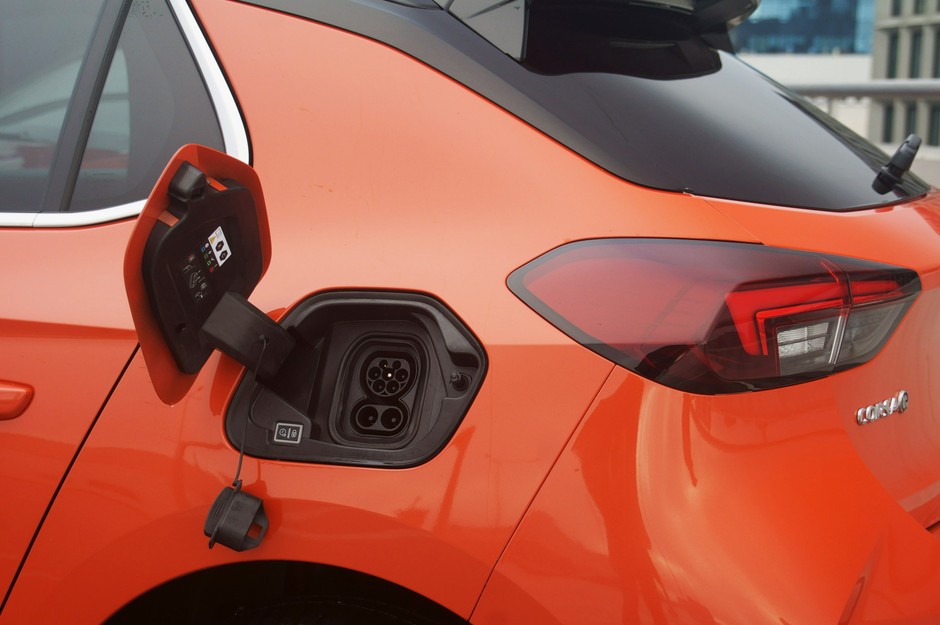 Opel Corsa – elektryk vs. spalinowiec. Który lepszy do miasta?