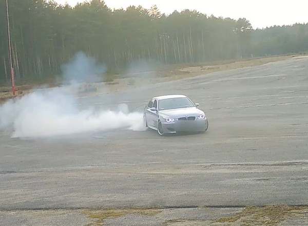 Driftowali po płycie lotniska nadleśnictwa. Nie wiedzieli, że są nagrywani