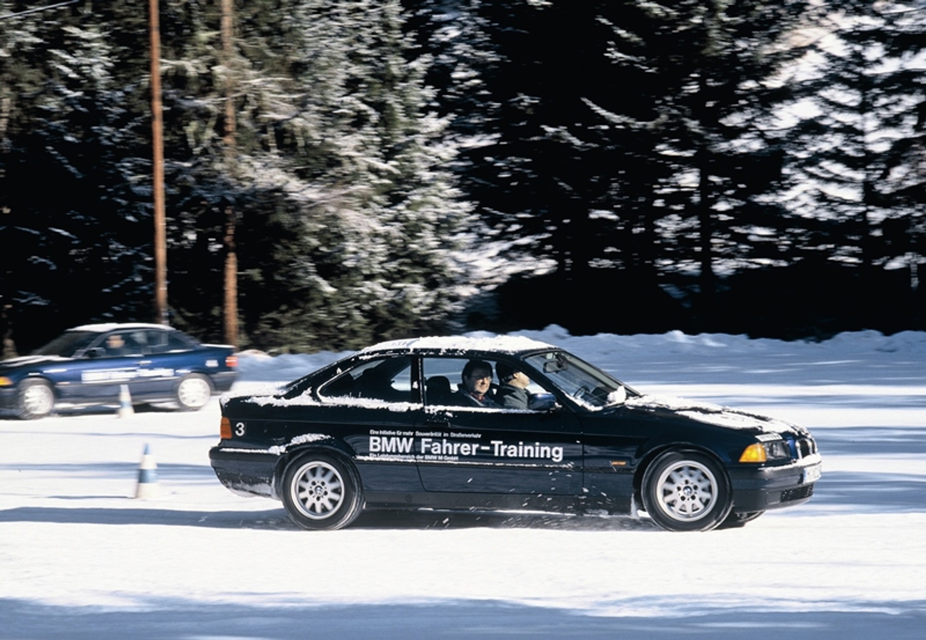 Mercedes i BMW szaleją na śniegu
