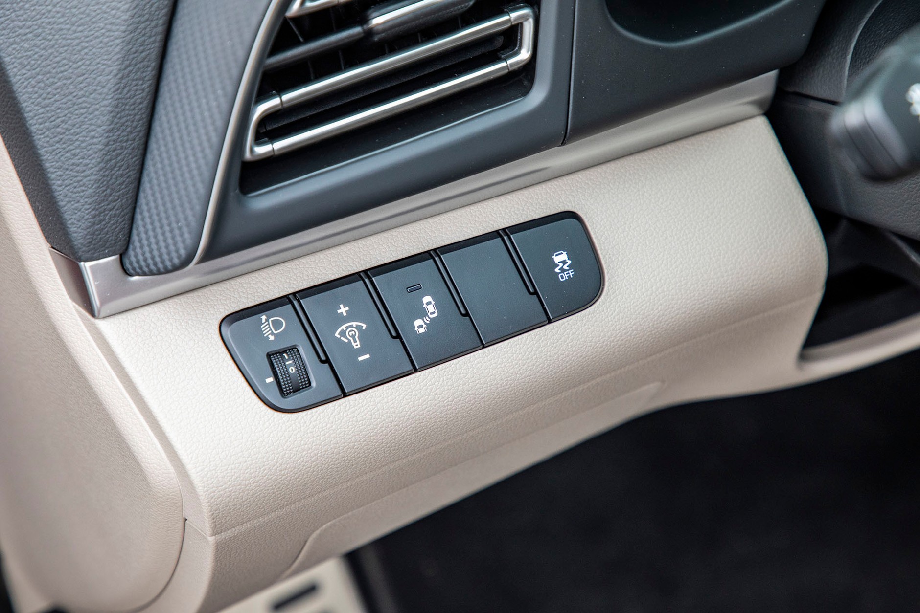 Hyundai Elantra 1.6 MPI 6AT - sedan w stylu azjatyckim