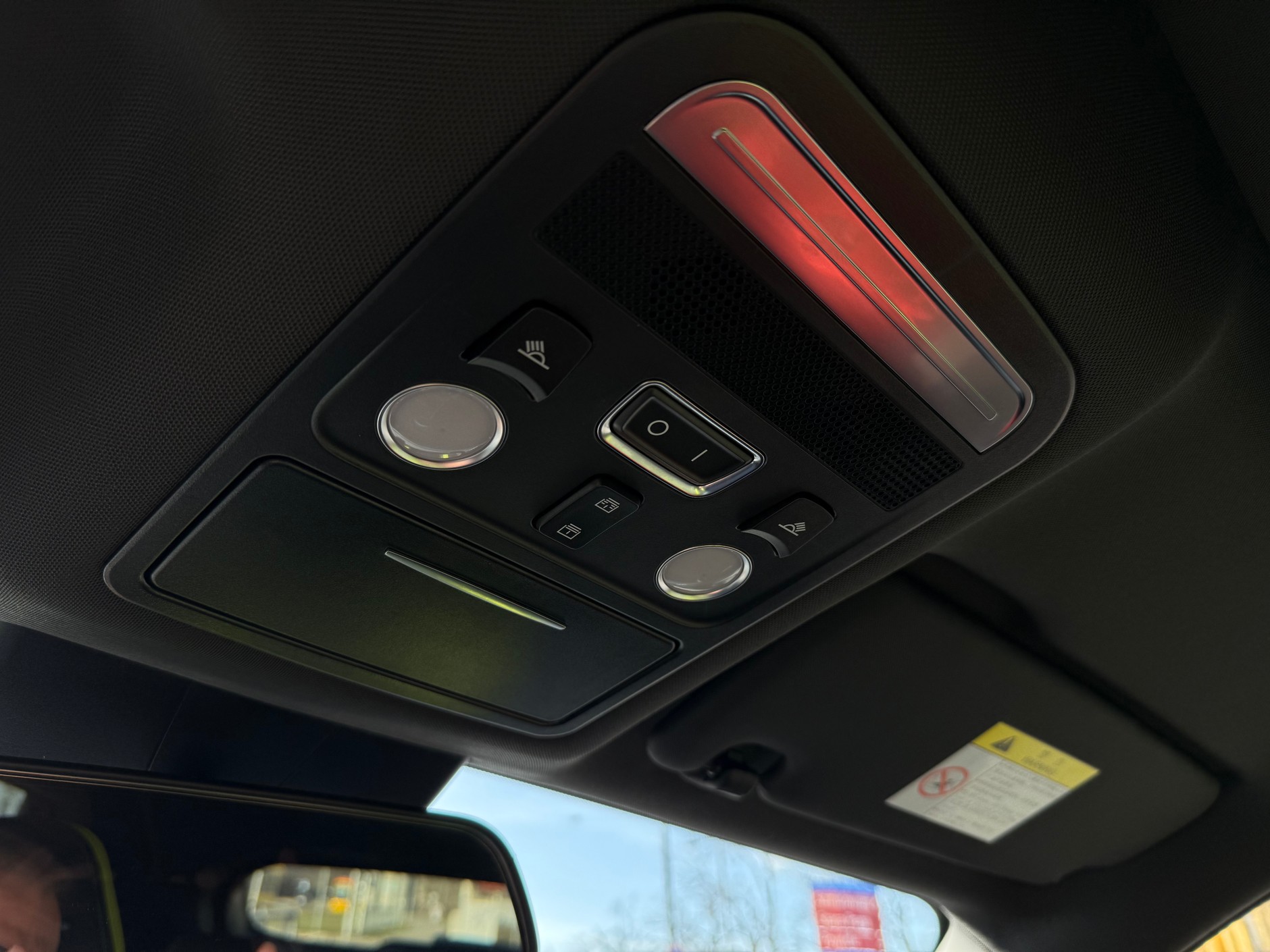 W samochodach z w miarę świeżą homologacją europejską obowiązkowym standardem jest system automatycznie wzywający pomoc i pozwalający wezwać pomoc. W autach sprzedawanych jako krótkie serie może go nie być