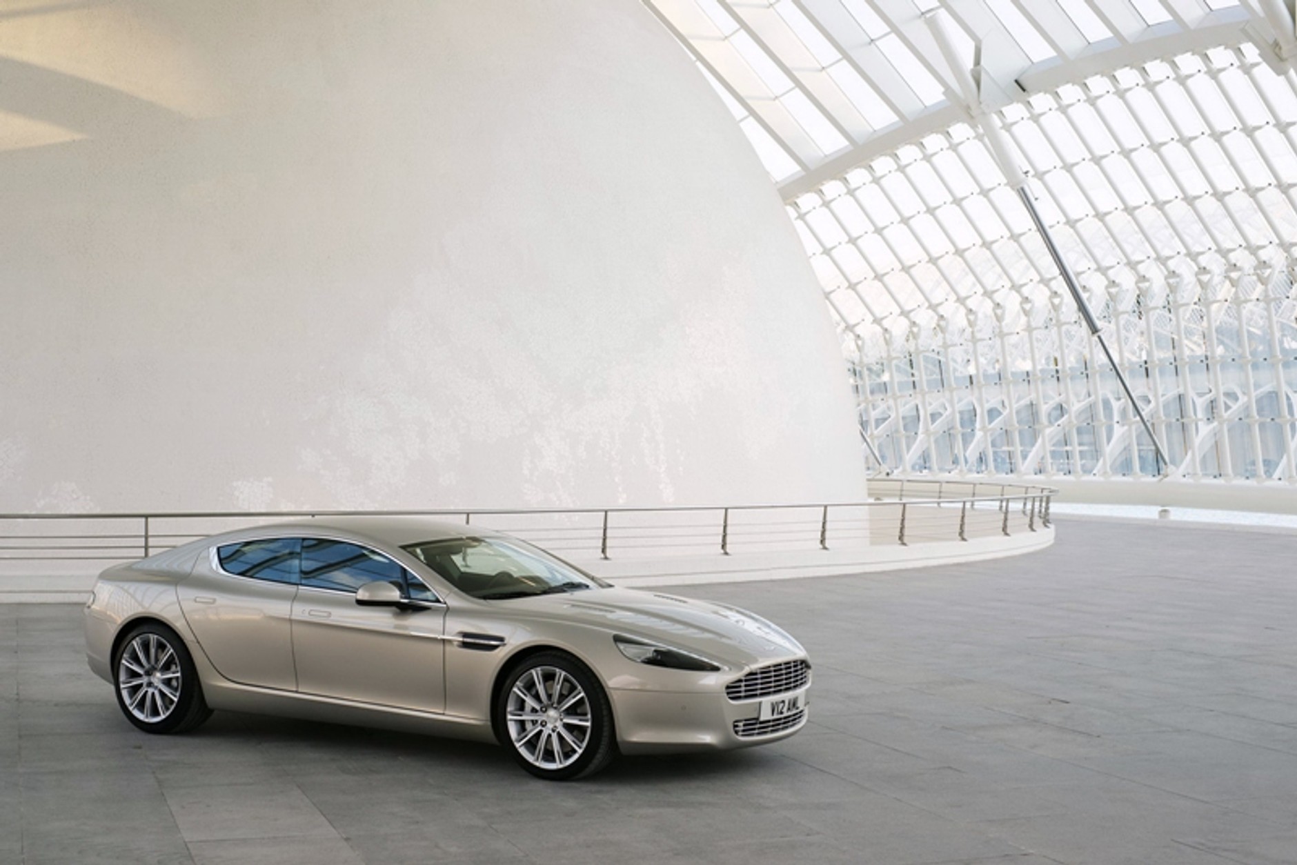 Aston Martin Rapide – z pięknem trzeba obcować