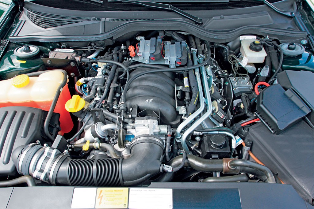 W Rüsselsheim inżynierowie musieli uporać się z problemem. Choć oryginalny silnik miał 344 KM i 483 Nm przy 4200 obr./min., dla Opla było to za dużo: w założeniach topowy model miał mieć 315 KM i 450 Nm.