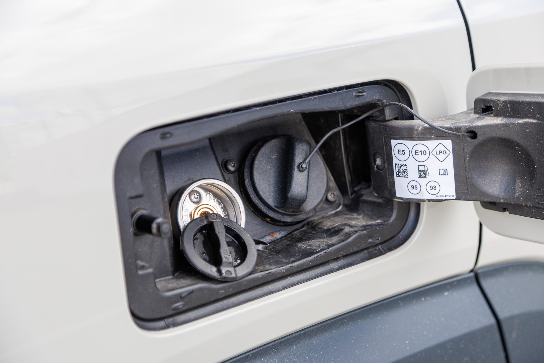 Dyskretnie ukryty zawór gazu w Dacii Duster z LPG