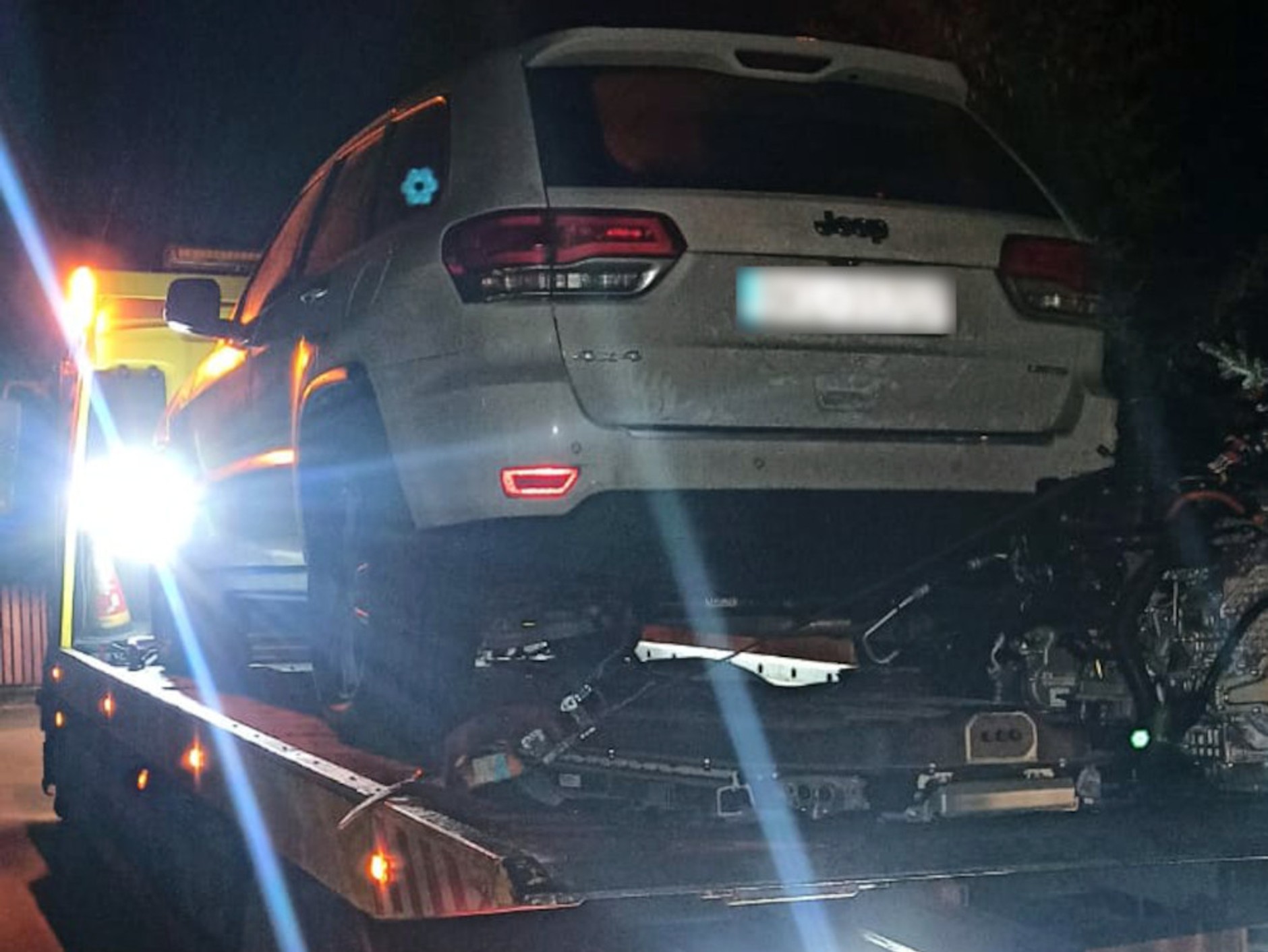 Biały Jeep Grand Cherokee nie został jeszcze rozebrany