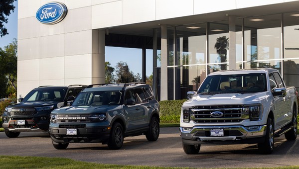 Samochody przed salonem w USA