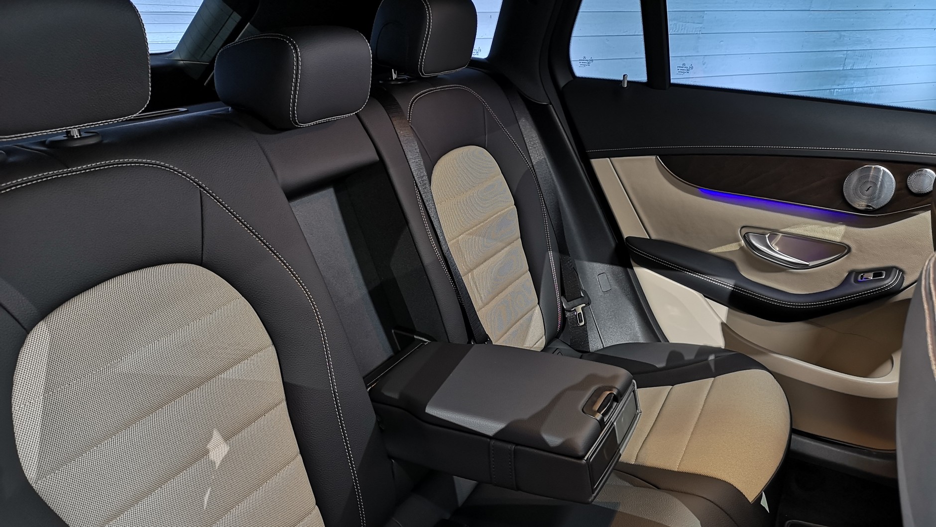 Mercedes EQC - z tyłu sporo miejsca ale dla 2 osób. W trójkę będzie już ciasno